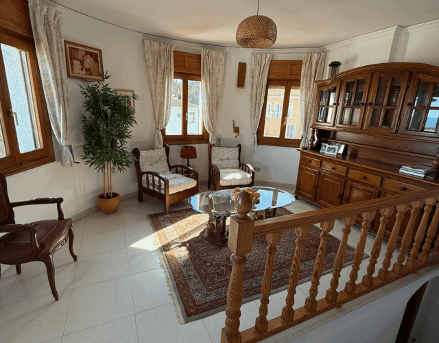 Small lounge area off main living area with stairs to lower level.