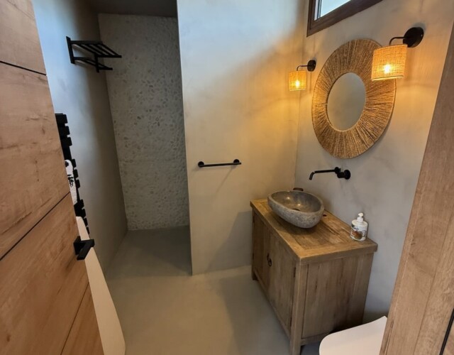 Lower level bath