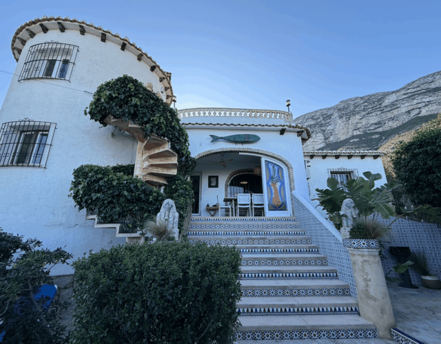 Entrance to the Denia Campusos property.